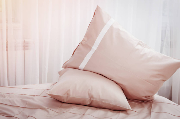 Постельное белье на кровати из подушек
. - Фото, изображение