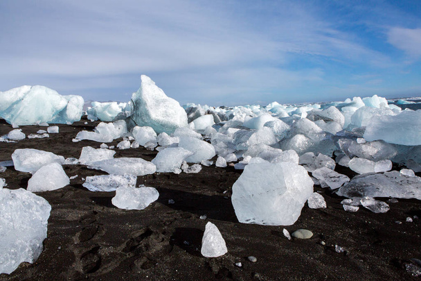 Алмазный пляж Исландии. Лед на черном пляже возле ледниковой лагуны Джоколсарлон. Ледниковые айсберги в Исландии. Исландская природа
. - Фото, изображение
