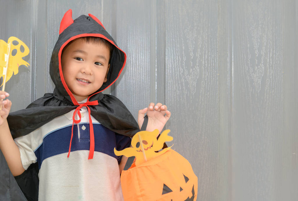 Boldog fiú devil smile és papír játék, szellem, halloween koncepció - Fotó, kép