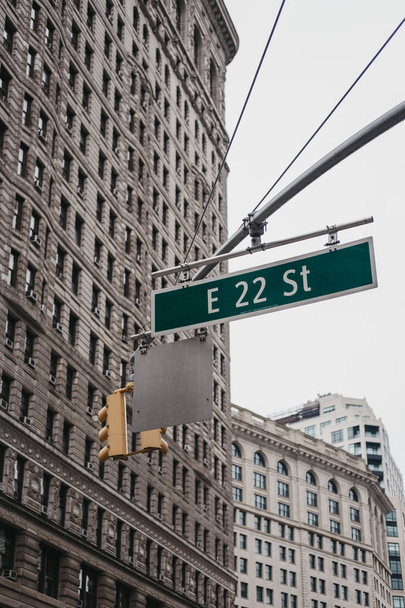 Ulica Nazwa i znaki drogowe na latarni na 22 ulicy Wschodniej w Manhattan, New York, Stany Zjednoczone Ameryki. - Zdjęcie, obraz