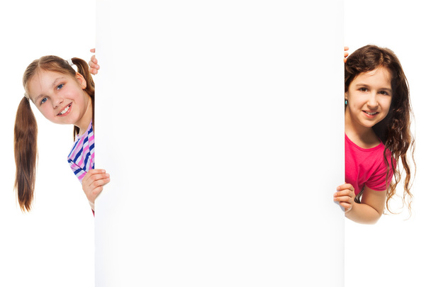 Deux filles et panneau d'affichage d'information
 - Photo, image