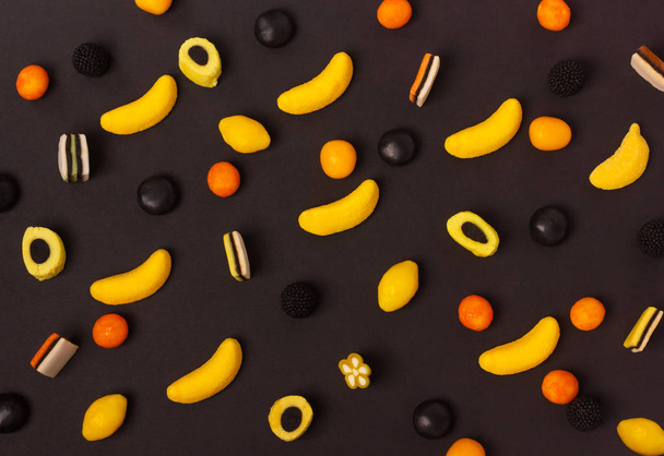 Számos, a fekete háttér színes cukorkák. - Fotó, kép