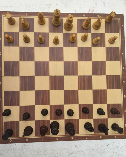 partita a scacchi. composizione astratta di figure scacchistiche isolate su sfondo chiaro. inizio del gioco
. - Foto, immagini