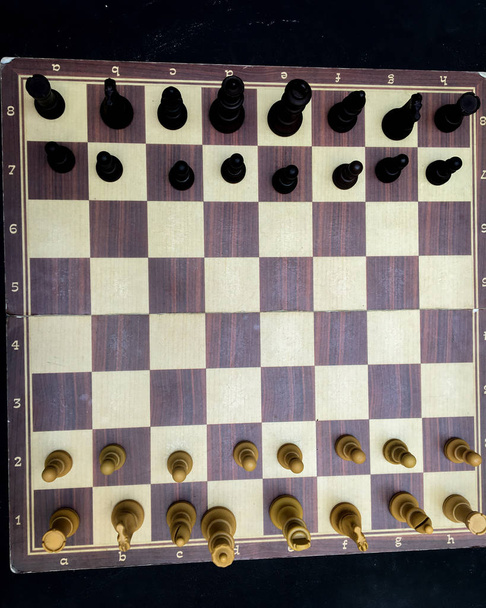 sakk játék. absztrakt kompozíció Sakk számok elszigetelt fekete-fehér háttér. a játék kezdetén. - Fotó, kép