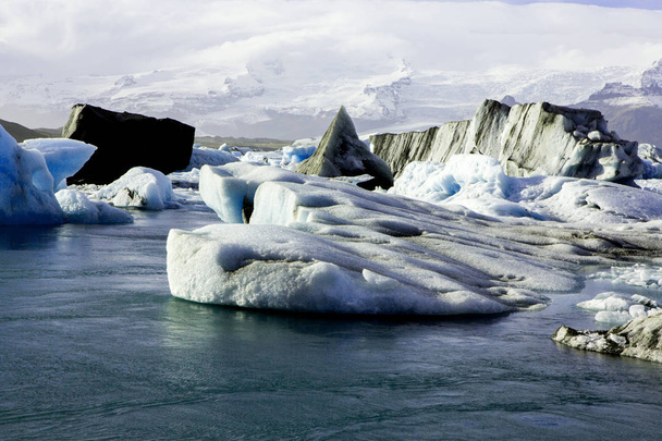 Παγετώνες της Ισλανδίας στο η διάσημη λιμνοθάλασσα του παγετώνα. Όμορφο τοπίο κρύο εικόνα του glacier lagoon bay. Η μοναδική φύση της Ισλανδίας. Πάγου τοπίο. - Φωτογραφία, εικόνα