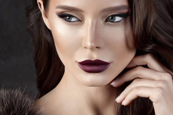 Mujer joven de lujo con maquillaje perfecto con lápiz labial púrpura. Retrato de belleza de primer plano
 - Foto, imagen