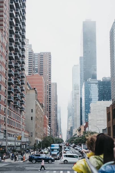 New York, USA - 31. toukokuuta 2018: Näkymä 42nd Streetille turistibussin päältä. West 42nd Street on Manhattanin pääkatu, joka tunnetaan teattereistaan ja maamerkeistään.
. - Valokuva, kuva