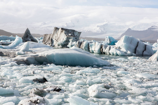 Glaciares de Islandia en la famosa Laguna Glaciar. Hermosa imagen de paisaje frío de la bahía laguna glaciar. La naturaleza única de Islandia. Paisaje hielo
. - Foto, imagen