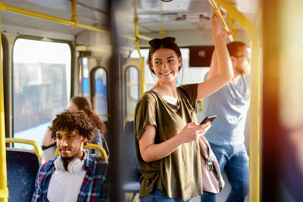 jonge aantrekkelijke mensen reizen per bus  - Foto, afbeelding
