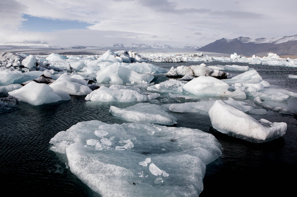 有名な氷河ラグーンのアイスランドの氷河。グレーシャーベイ ラグーンの美しい冷たい山水画。アイスランドのユニークな性質。氷の風景. - 写真・画像