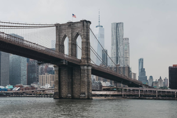 Vista del puente de Brooklyn, Nueva York, Estados Unidos, desde el río Hudson
. - Foto, Imagen