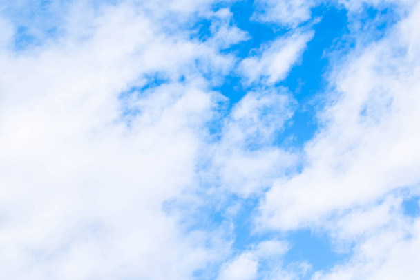błękitne niebo z różnymi odcieniami chmury na wzór tła - Zdjęcie, obraz