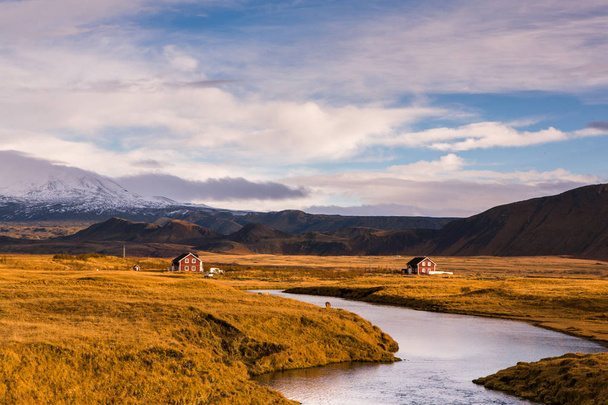 アイスランドの風景の素晴らしい景色を眺める。絵のような風景夕日. - 写真・画像