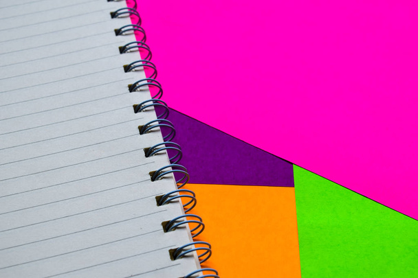 Σημειωματάριο σε πολύχρωμο φόντο - Φωτογραφία, εικόνα