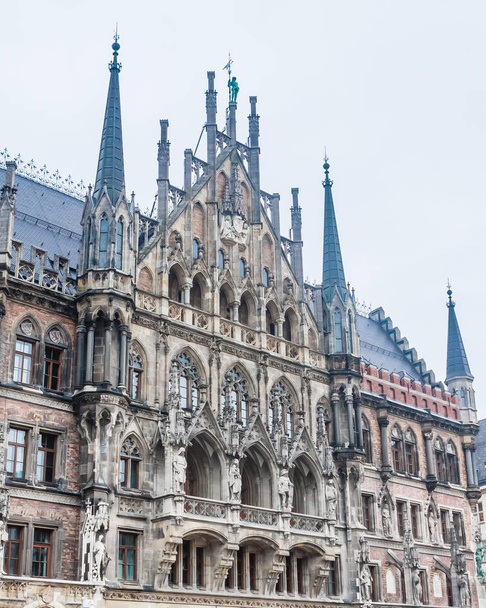 Фрагмент новой ратуши Мюнхена (Neues Rathaus) в неоготическом стиле дворец на Мариенплац, городской площади в историческом центре. Германия, Европа
 - Фото, изображение