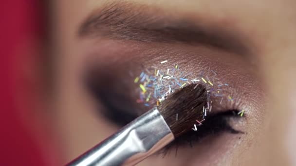 Glitter worden toegepast op het ooglid dames, avond make-up, ogen make-up, make-up kunstenaars werk maken, close-up van make-up - Video