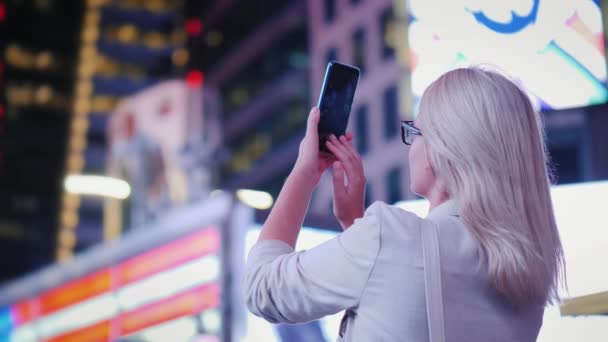 Kadın turist üzerinde New York Times Meydanı'fotoğraf çeker. Turizm ve seyahat ABD - Video, Çekim