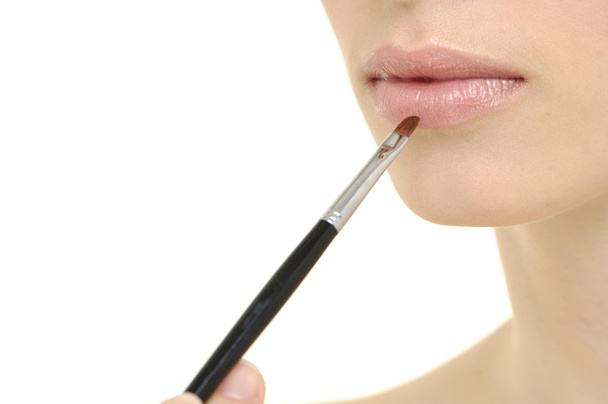 woman applying cosmetics - Foto, afbeelding