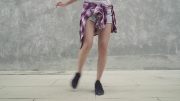 Slow motion - veselé krásné mladé asijské batohem blogger žena cítí šťastný, tančí na ulici při cestování v čínské čtvrti v Pekingu, Čína. Lifestyle batoh turistické cestování dovolená concept. - Záběry, video