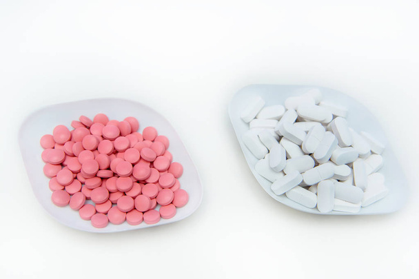Met een gewicht van tabletten. Kwaliteitscontrole van geneesmiddelen. Productie van drugs. Tabletten in een bord. - Foto, afbeelding