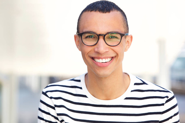 Nahaufnahme Porträt eines glücklichen jungen Mannes mit Brille - Foto, Bild
