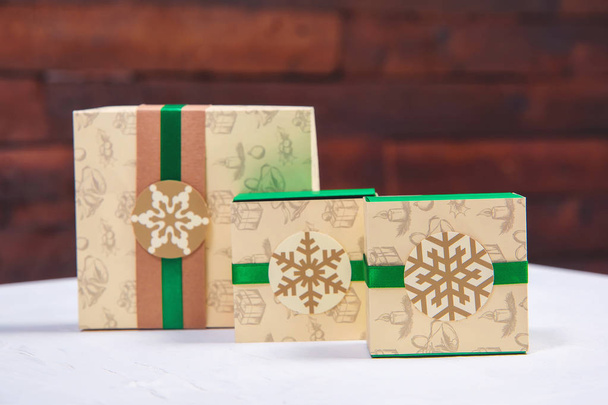 Geschenkbox. Öffnen Sie die Neujahrskiste. Spielzeugkoffer aus Holz. ein Geschenk für das neue Jahr. Weihnachtsspielzeug aus Sperrholz. umweltfreundliche Weihnachtsdekoration - Foto, Bild