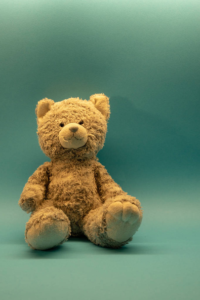 Schattige teddybeer zacht stuk speelgoed op de achtergrond met kopie ruimte - Foto, afbeelding