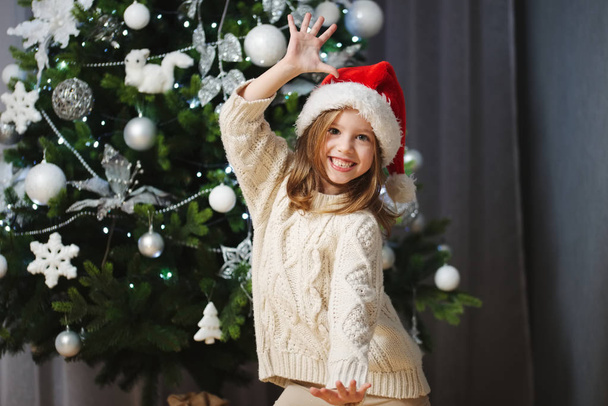 little beautiful girl with red santa hat - Foto, afbeelding