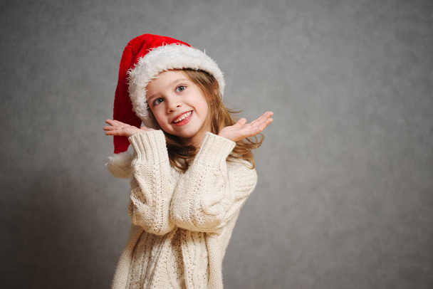 little beautiful girl with red santa hat - Zdjęcie, obraz