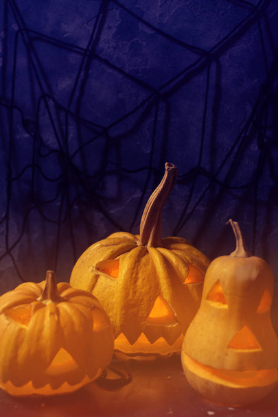Ijesztő Halloween tököt a fekete háttér. Ijesztő izzó szembe fogás vagy élvezet - Fotó, kép