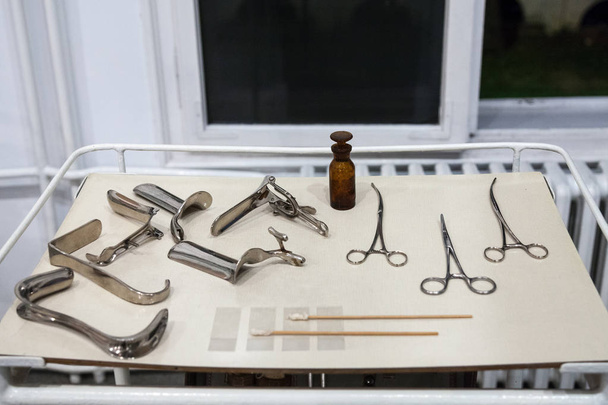 Nőgyógyászati és szülészeti szerszámok, eszközök és készülékek a kijelzőn egy történelmi kórházban, beleértve a különböző speculums, tengely, olló és csipesz - Fotó, kép