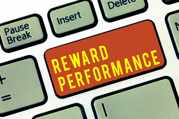Texte manuscrit Reward Performance. Signification du concept Évaluation Reconnaître les travailleurs Valeur relative pour l'entreprise
 - Photo, image