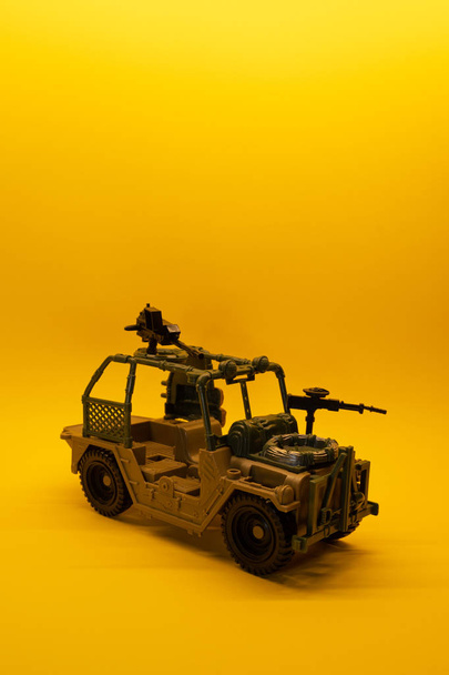 Model samochodu brązowy zabawka wojskowych z przestrzeni tła i Kopiuj - Zdjęcie, obraz
