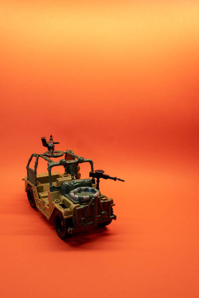 Model auta hnědé vojenské hračky s pozadí a kopírovat prostor - Fotografie, Obrázek