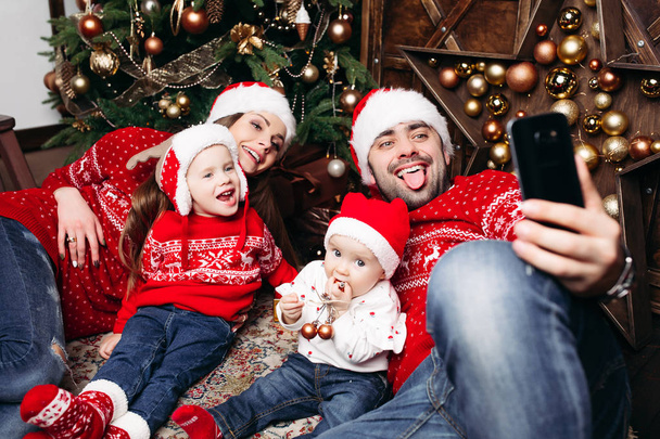Rodiče a děti, pořizování selfie v Chrisrmas. - Fotografie, Obrázek