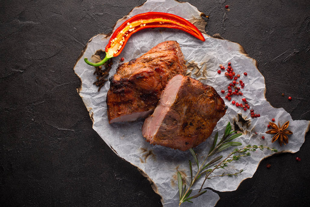 Carne al forno con spezie su sfondo rustico nero
 - Foto, immagini