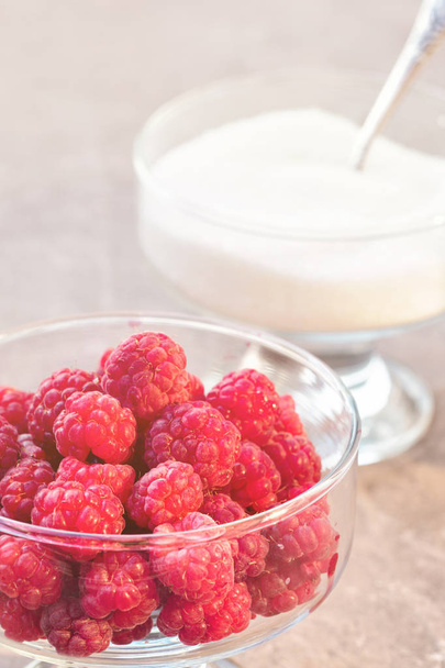 Glass of fresh raspberries and white sugar gardening gastronomy harvest - Foto, afbeelding