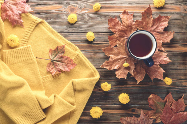 Őszi divat szezonális koncepció pulóver cardigan csésze forró fekete tea - Fotó, kép