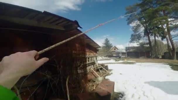 Bergsteiger überprüft die Zuverlässigkeit des Holzfällsystems - Filmmaterial, Video