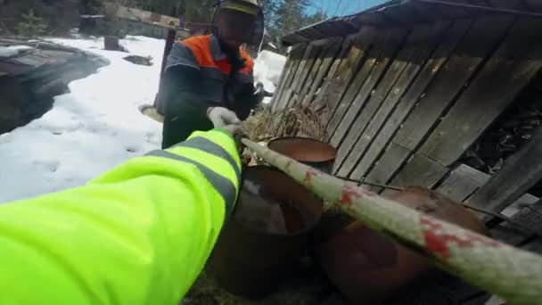 lenhadores começam a cortar madeira com uma corda POV
 - Filmagem, Vídeo