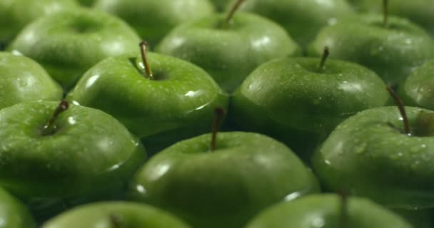 Φρέσκα πράσινα μήλα που πλένεται με νερό. Καρποί πλυσίματος. - Πλάνα, βίντεο