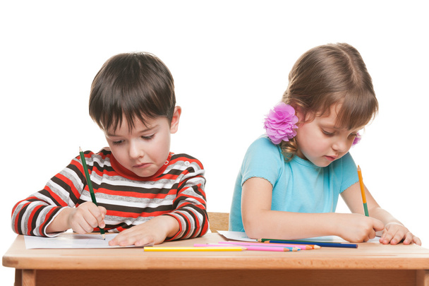 Due bambini scrivono alla scrivania
 - Foto, immagini