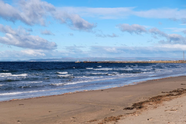 Van Ayr strand aan de kust van Ayrshire in Schotland op een koude dag in oktober op zoek Noord verleden de oude vuurtoren - Foto, afbeelding