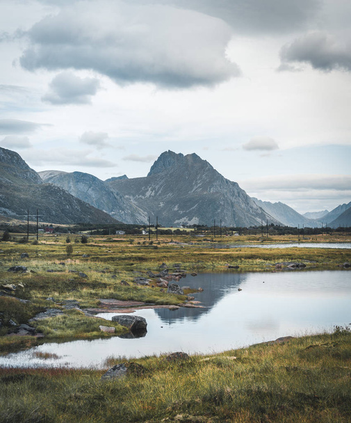 Les reflets magiques des montagnes dans l'eau claire. Pendant le voyage d'été vers le nord norvégien. Lofoten, Norvège
. - Photo, image