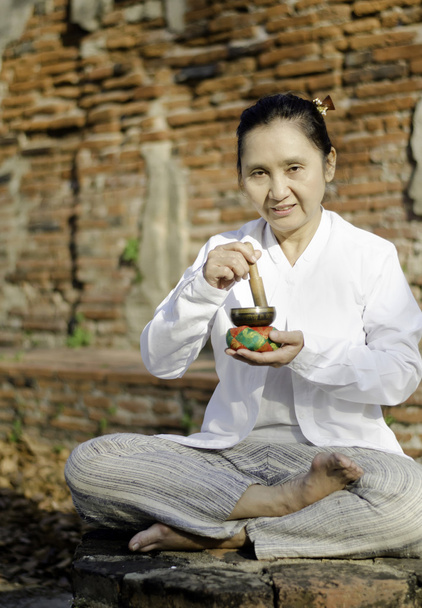 vrouw een Tibetaanse kom spelen - Foto, afbeelding