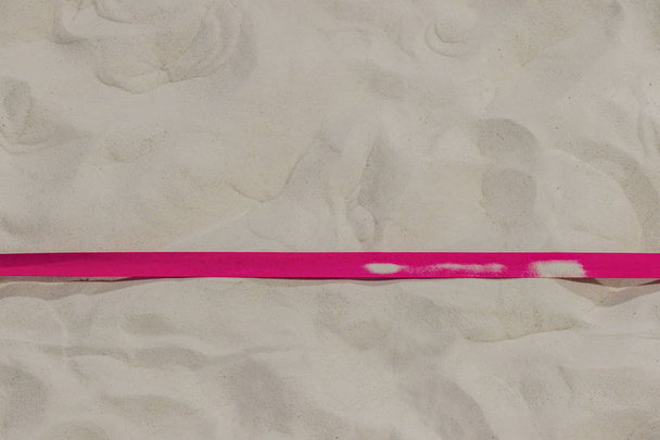 Розовая граница в пляжном волейболе. Песчаная текстура
 - Фото, изображение