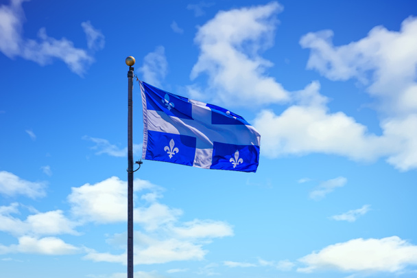 Flaga prowincji Quebec na niebo - Zdjęcie, obraz
