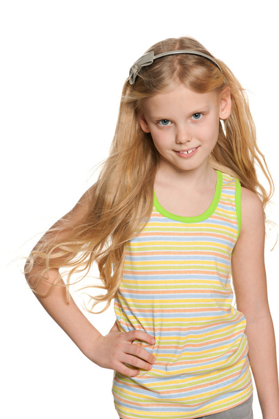 Retrato de uma menina loira com cabelo agitado
 - Foto, Imagem