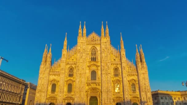 Milaan stad beroemde overvolle duomo kathedraal vierkante roterende panorama 4 k tijd vervallen Italië - Video