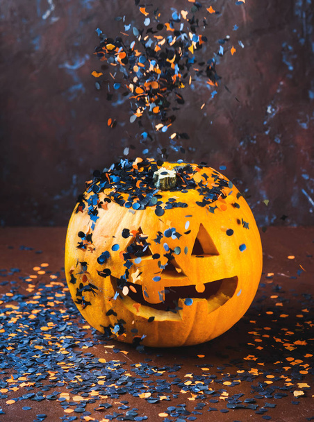 Halloween sculpté courge et confettis. Sombre
 - Photo, image